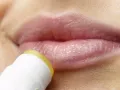 מוצרי קוסמטיקה שמנמנים את השפתיים